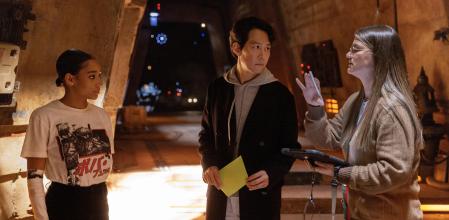 Leslye Headland dando directrices a Amandla Stenberg y Lee Jung-jae en el set de 'The Acolyte'.