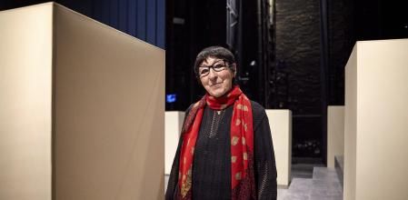 Mirna Lacambra, presidenta de Amics de l'Òpera de Sabadell, en el escenariro de la Opera Rigoletto.