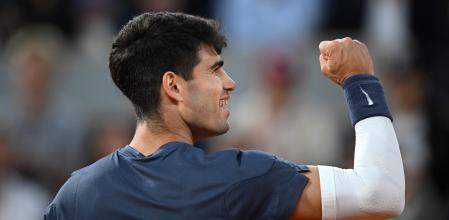 PARIS, FRANCE - JUNE 04: Carlos Alcaraz of Spain celebrates a point against Stefanos Tsitsipas of Greece in the Men's Singles Quarter Final match during Day Ten of the 2024 French Open at Roland Garros on June 04, 2024 in Paris, France. (Photo by Clive Mason/Getty Images)