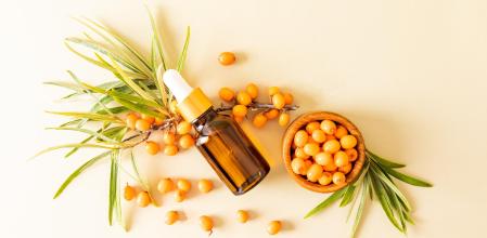 Bayas y un bote de aceite de espino amarillo.