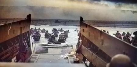Imagen coloreada digitalmente del avance hacia Omaha Beach en Normandía el Día D, 6 de junio de 1944 (Photo via Smith Collection/Gado/Getty Images).