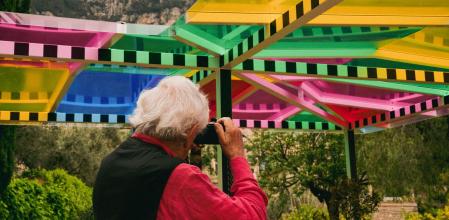 Daniel Buren fotografía su pérgola efímera en el hotel La Residencia de Deià con la Serra de Tramuntana al fondo