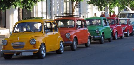 Varios coloridos ejemplares del Zastava aparcados en la calle&nbsp;&nbsp;