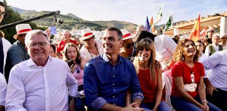 El secretario general del PSOE y presidente del Gobierno, Pedro Sánchez (2i), junto a su mujer, Begoña Gómez (2d), en un acto de campaña por el 9J. A 05 de junio de 2024, en Benalmádena, Málaga (Andalucía, España). El secretario general del PSOE y presidente del Gobierno, Pedro Sánchez, ha participado en un acto de campaña por el 9J junto a la cabeza de lista del PSOE al Parlamento Europeo y vicepresidenta tercera del Gobierno, Teresa Ribera, y el secretario general del PSOE-A, Juan Espadas, en el Recinto Ferial Los Nadales de Benalmádena, Málaga.