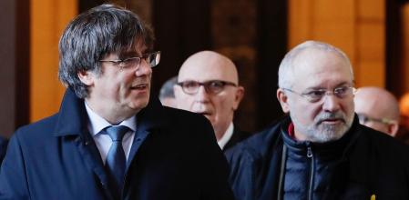 BELGIUM CATALONIA JUSTICE:Brussels (Belgium), 29/10/2019.- Former Catalan leader Carles Puigdemont (C) and Former Catalan minister of culture Lluis Puig Gord (R) leave the justice court of Brussels after a hearing in Brussels, Belgium, 29 October 2019. (Bélgica, Bruselas) EFE/EPA/STEPHANIE LECOCQ