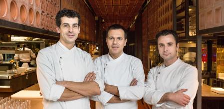 De izquierda a derecha, los chefs Mateu Casañas, Oriol Castro y Eduard Xatruch, en una imagen de archivo en el restaurante Disfrutar de Barcelona.