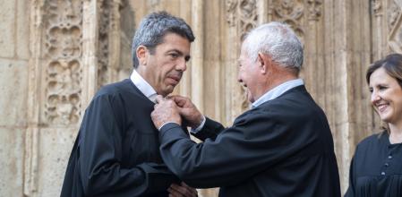 (I-D) El president de la Generalitat, Carlos Mazón, el presidente del Tribunal de las Aguas, Francisco Almenar Cubells, y la alcaldesa de Valencia, María José Catalá, durante el acto de entrega de la blusa de síndico de honor del Tribunal de las Aguas de la Vega de Valencia y la medalla de plata conmemorativa del milenario de esta institución, en la plaza de la Virgen, a 6 de junio de 2024, en Valencia, Comunidad Valenciana (España). El Tribunal de las Aguas se trata de una institución declarada Patrimonio Inmaterial de la Humanidad por la Unesco en 2009, constituida por los síndicos de las ocho acequias que componen la Vega de Valencia y que vela por el buen funcionamiento del sistema de riego y la armonía entre los regantes.