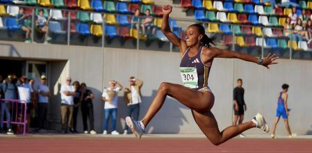 GRAFCVA650. CASTELLÓN DE LA PLANA, 22/05/2024.- La medallista olímpica Ana Peleteiro realiza un salto durante la undécima edición del GP Diputación de Castellón#{emoji}150;IX Memorial José Antonio Cansino, organizado por el Facsa Playas de Castellón, con atletas de 25 países que buscan las mínimas de clasificación para el Campeonato de Europa de Roma y la cita olímpica. EFE/Andreu Esteban