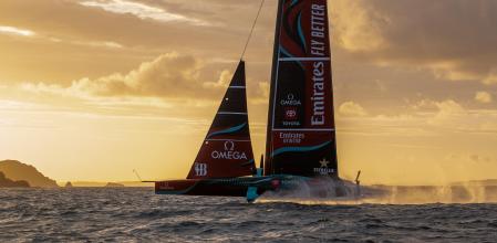 El velero AC75 del Team New Zealand en una jornada de pruebas en abril en Nueva Zelanda antes de ser embarcado en un carguero rumbo a Barcelona