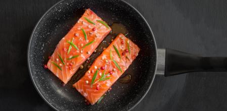 Para que el salmón no quede seco en la sartén, conviene finalizarlo con un toque de vapor.