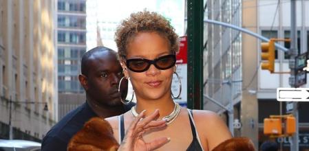 Rihanna fotografiada en Nueva York con su melena natural