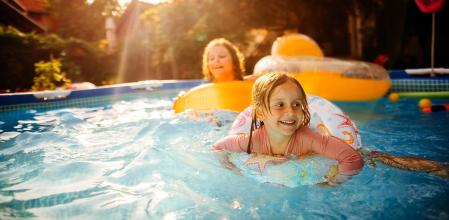 Niños bañándose en piscina desmontable