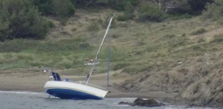 Barco ancorado en la playa de Garbet.