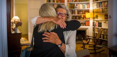 Beatriz y Núria se reencuentran en casa de Nuria, ￼ Beatriz paro su motocicleta para atar los cordones de los zapatos a Nuria