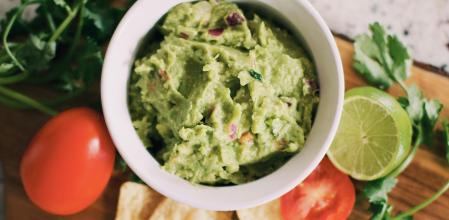 Cuando prepares guacamole casero, no tires los huesos del aguacate.