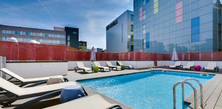 Terraza y piscina del Livensa Living Barcelona Marina