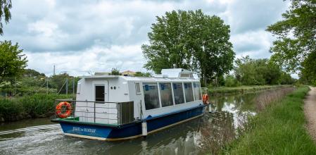 La barca turística Juan de Homar remontando las aguas del Canal de Castilla