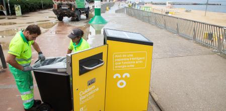 FOTO MARTI GELABERT 10/06/2024 PAPELERAS INTELIGENTES QUE EL AYUNTAMIENTO DE BARCELONA HA INSTALADO EN LA PLAYA DE NOVA ICARIA. FUNCIONAN CON ENERGIA SOLAR Y PERMITEN COMPACTAR LA BASURA. El Ayuntamiento ha instalado unas papeleras solares compactadoras en la playa de la Nova Icària de Barcelona.