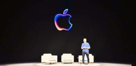 Tim Cook el pasado lunes en el Steve Jobs Theater para introducir una mesa redonda con el objetivo de explicar la IA de Apple