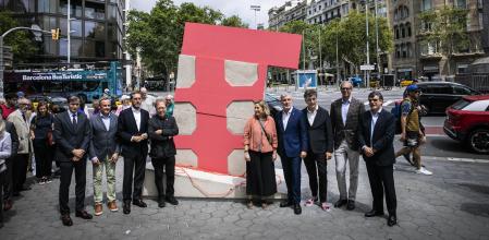 Las autoridades invitadas, junto a Pink Barcino, poco después de la inauguración de la escultura