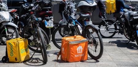 Foto Martí Gelabert 13/06/2024 Repartidores (riders) de comida rápida en Barcelona. Glovo, JustEat
