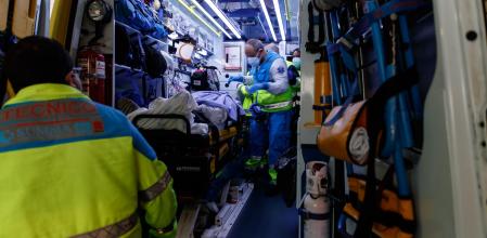 La sede de la UVI 6 en el barrio Vallecas de Madrid. Prepando la paciente para el traslado al Gregorio Marañon. Juan José Fernández Domínguez (Médico Emergencias SUMMA 112) Raúl Moya de la Torre (Técnico en Emergencias Sanitarias SUMMA 112). Jonathan Villegas Torrico (Técnico en Emergencias Sanitarias SUMMA 112). Juan Francisco Bejarano Ramírez (Enfermero de Emergencias SUMMA 112). Ana Belén Iyamu Noguera (Enfermera Interna Residente, Especialidad Familiar y Comunitaria). Así es el día a día del servicio de urgencia médica de la Comunidad de Madrid (Summa).