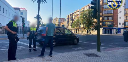 El hombre, hablando con los policías locales