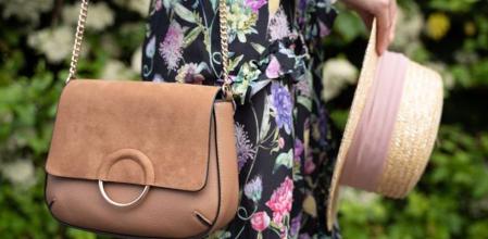 Una mujer pasea con su bolso