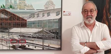 Ángel González, con uno de sus cuadros