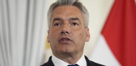 FILE - The Chancellor of Austria, Karl Nehammer speaks at a joint press conference with Prime Minister Rishi Sunak, at Federal Chancellery Ballhausplatz in Vienna, during a visit to Austria, Tuesday May 21, 2024. Nehammer said Monday, June 17, 2024, that his conservative Austrian People's Party would continue the current government coalition with its Green party junior partner even though his environment minister voted in a European Union vote in favor of the the so-called Nature Restoration plan that Nehammer's has opposed. (Jordan Pettitt/pool photo via AP, File)