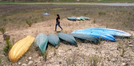 20240617. GUIAMETS. REPORTATGE DE LA SEQUERA EXTREMA QUE ESTÀ PATINT LA COMARCA DEL PRIORAT DESPRÉS DE 3 ANYS SENSE PLUGES. EL PANTÀ DE GUIAMETTS GAIREBÉ BUIT.. LA VIOLETA DE L'EMPRESA D'ACTIVITATS DE CAIAC AMB ELS SEUS CAICAS AL PANTÀ. FA 3 ANYS QUE NO POT DUR A TERME LA SEVA ACTIVITAT