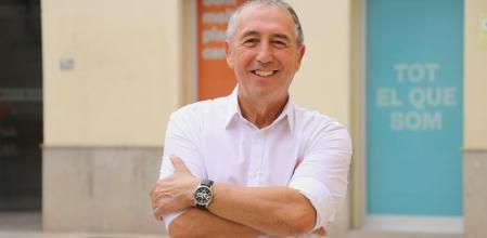Joan Baldoví frente a la sede de Compromís en València