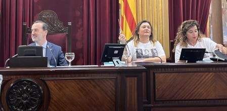 Las diputadas del PSOE, con camisetas con la imagen de Aurora Picornell, junto al president del Parlament Gabriel Le Senne.