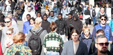 FOTO MARTI GELABERT 03/11/23 LA POBLACION DE CATALUNYA ALCANZA LOS 8 MILLONES DE PERSONAS, EN PARTE POR EL AUMENTO DE LA MIGRACION. GENTRE CRUZANDO EL PASO DE PEATONES ENTRE PLAZA CATALUNYA Y LA RAMBLA
