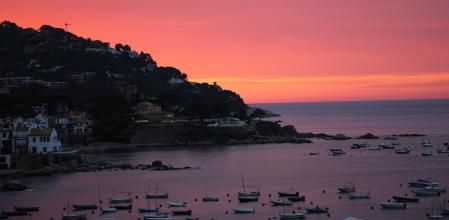 Amanecer rojo en Calella de Palafrugell.