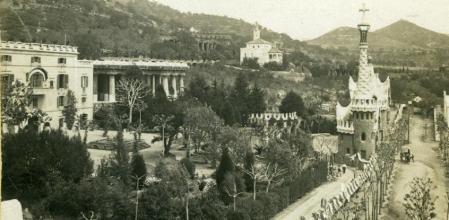 El Park Güell con su muro perimetral en una imagen de 1914