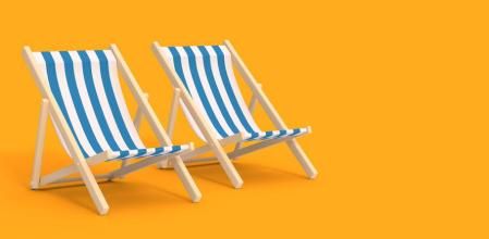 Sillas de playa en un fondo amarillo.