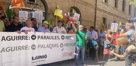 Agricultores asociados en La Unió, AVA-ASAJA y COAG protestan este viernes en el complejo administrativo del Nou D'Octubre de València