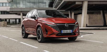 La parrilla delantera se ha actualizado con docenas de elementos tridimensionales en forma de “coma” que parecen flotar entre el borde del capó y el soporte de la matrícula&nbsp;