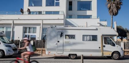 FOTO MARTÍ GELABERT 11/05/2024 USUARIOS DE AUTOCARAVANAS EN MALLORCA PROTESTAN CONTRA LA ORDENANZA CÍVICA DEL AYUNTAMIENTO DE PALMA QUE PREVE MULTAS DE HASTA 1.500 EUROS POR VIVIR EN UNA AUTOCARAVANA. UNA AUTOCARAVANA EN CIUDAD JARDIN, JUNTO AL MAR (PALMA). Más de una cincuentena de personas se han concentrado este sábado, entre las 10.00 y hasta las 12.00 horas, en la plaza de Cort, para protestar contra la nueva ordenanza cívica del Ayuntamiento de Palma, y para exigir 