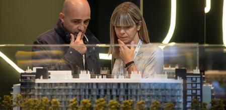 GRAF4829. BARCELONA, 25/10/2018.- Unos visitantes recorren el salón inmobiliario Barcelona Meeting Point (BMP) que hoy ha abierto sus puertas en el recinto ferial de Montjuïc con la participación de 280 empresas de una veintena de países y con un enfoque más social, con sesiones centradas en aspectos como la accesibilidad a la vivienda, la innovación y la sostenibilidad. EFE/Marta Pérez