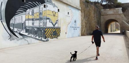 Un grafiti recuerda el pasado ferroviario de la nueva vía verde de La Cantera, el nuevo sendero litoral de la ciudad de Alicante.