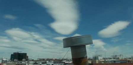 Enjambre de nubes lenticulares en Madrid.