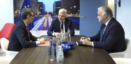 BRUSELAS, 31/01/2024.- .- El comisario de Justicia europeo, Didier Reynders (c), ha reunido este miércoles en Bruselas al ministro de Presidencia y Justicia, Félix Bolaños (i), y al vicesecretario de Acción Institucional del PP, Esteban González Pons, para intentar iniciar un nuevo diálogo que desemboque en la renovación del Consejo General del Poder Judicial (CGPJ). EFE/Pablo Garrigós