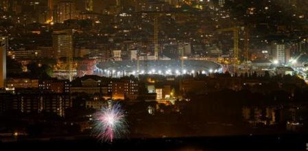 Estadio de fútbol del Barcelona en la noche de Sant Joan visto desde Vallvidrera.
