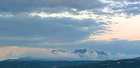 Montserrat engullida por la niebla.