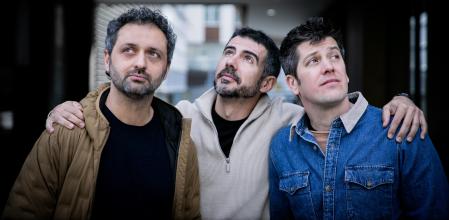 foto XAVIER CERVERA 04/03/2024 Els Amics de les Arts (en castellano Los Amigos de las Artes) es un grupo de música creado en 2005 en Barcelona. Sus miembros son Dani Alegret, Joan Enric Barceló y Ferran Piqué. Se dieron a conocer con dos maquetas editadas entre 2005 y 2006 y se hicieron populares gracias al disco Bed & Breakfast (Discmedi, 2009). Sus siguientes álbumes fueron Espècies per catalogar (Discmedi, 2012) , Només d'entrar hi ha sempre el dinosaure (Discmedi, 2014) y Un estrany poder (Sony), 2017. Se trata de un grupo de pop con pinceladas de música electrónica. Las letras hablan de situaciones cotidianas y entre sus recursos líricos se pueden destacar los juegos de palabras y la ironía.