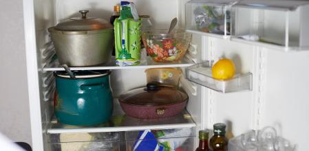 Por la misma razón que no debemos descongelar alimentos fuera de la nevera, tampoco es recomendable dejar enfriar los guisos a temperatura ambiente.