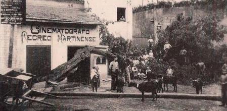 Cine Recreo Martinense con un rebaño a sus puertas.