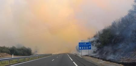Cuando avistamos un fuego en la carretera debemos actuar con diligencia para evitar males mayores